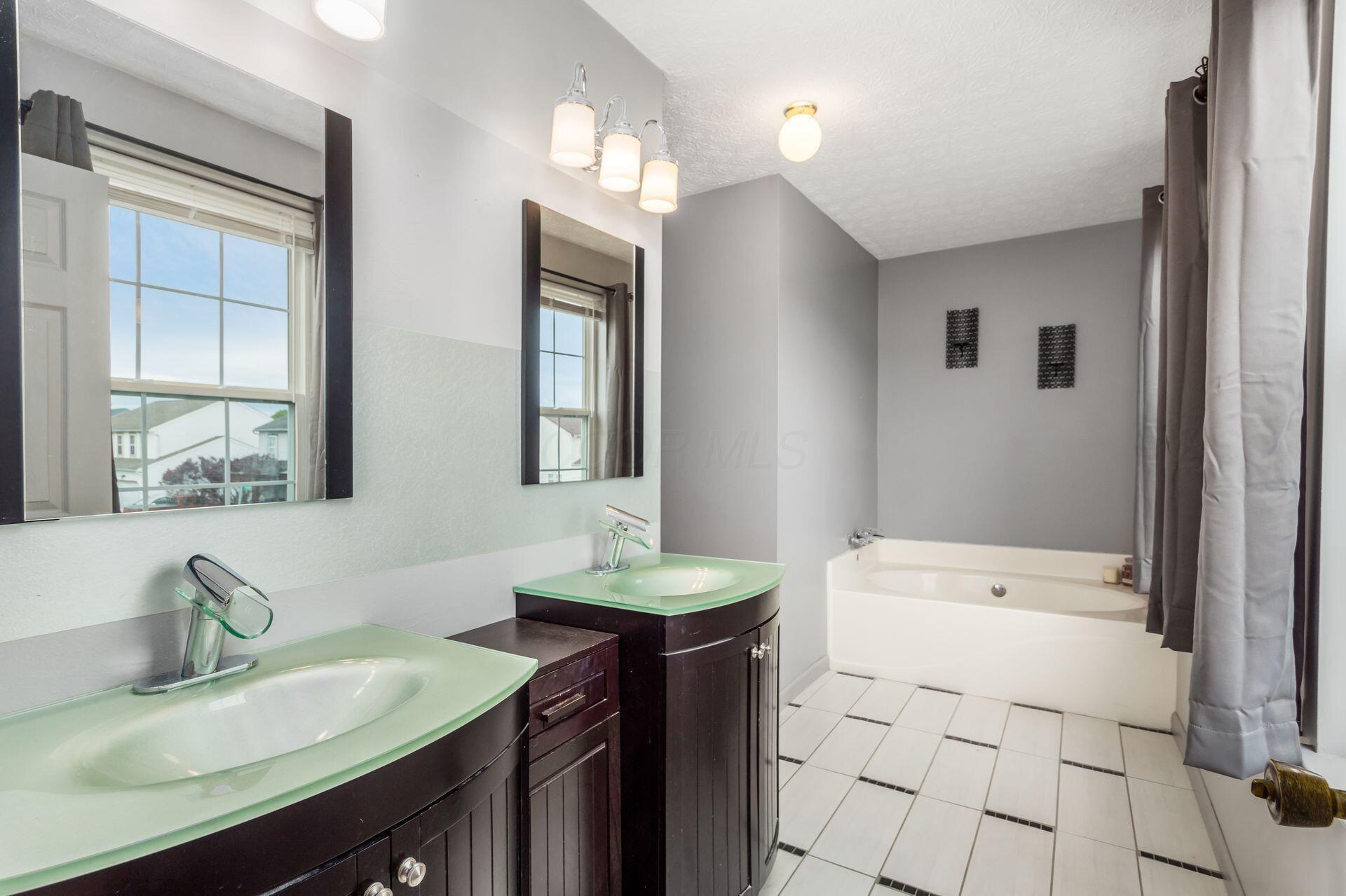 2535 Linbaugh Road Grove City, OH 43123 - Photo 27 of 40 Primary Suite Bathroom