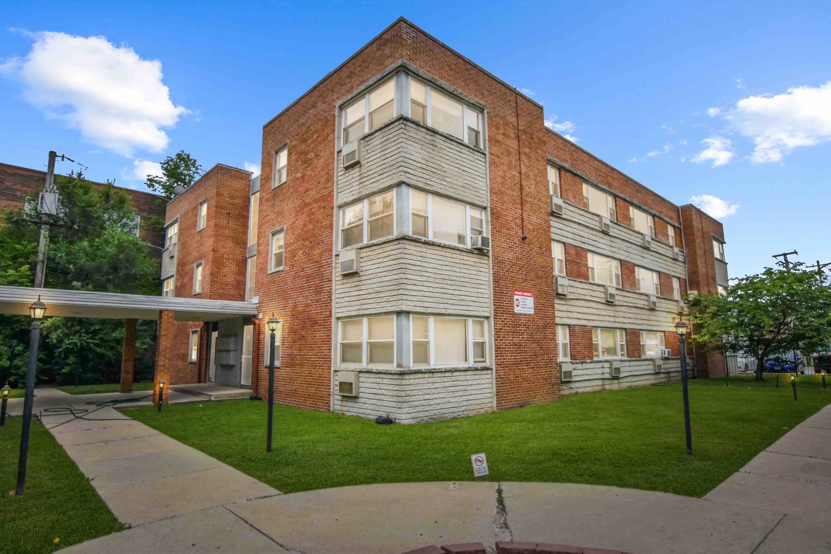2409 West Balmoral Avenue, Unit 2A Chicago, IL 60625 - Photo 1 of 1 a front view of a house
