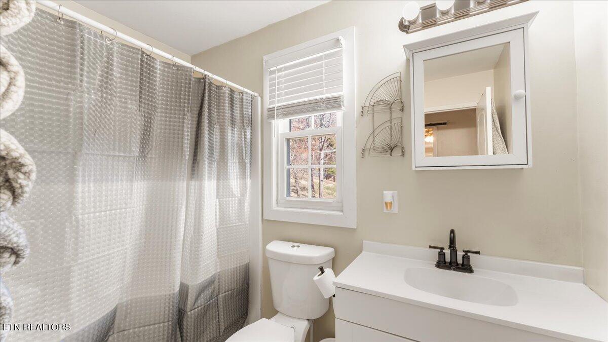 8520 Heiskell Road Powell, TN 37849 - Photo 15 of 21 17-Primary Bathroom