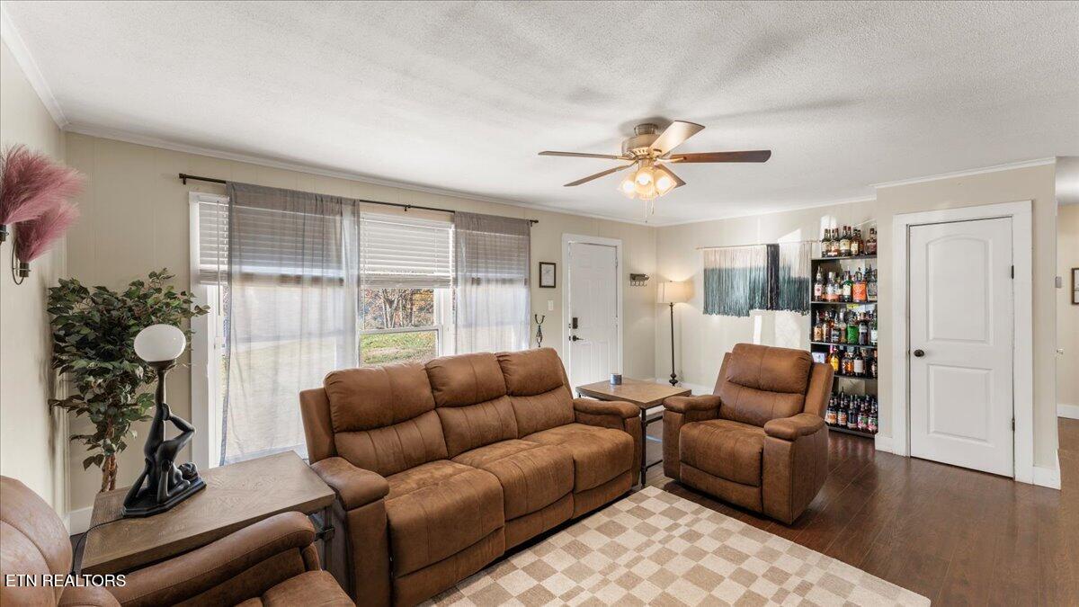 8520 Heiskell Road Powell, TN 37849 - Photo 6 of 21 08-Living Room