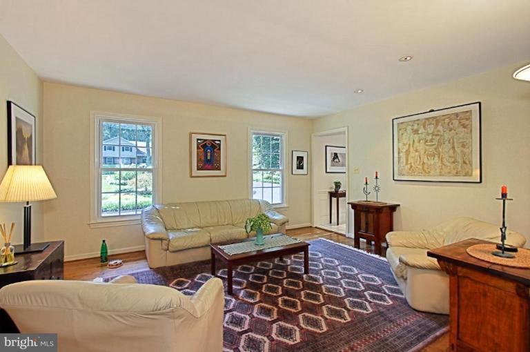 2022 Carrhill Road Vienna, VA 22181 - Photo 2 of 26 Living Room