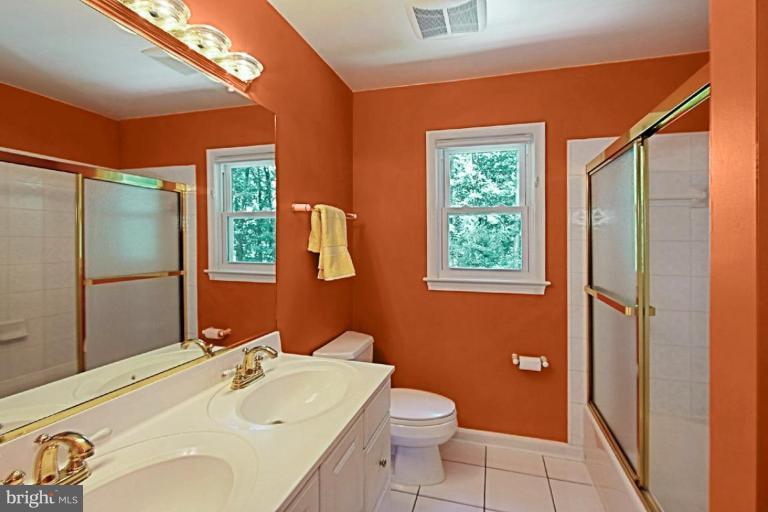 2022 Carrhill Road Vienna, VA 22181 - Photo 16 of 26 Bath #2