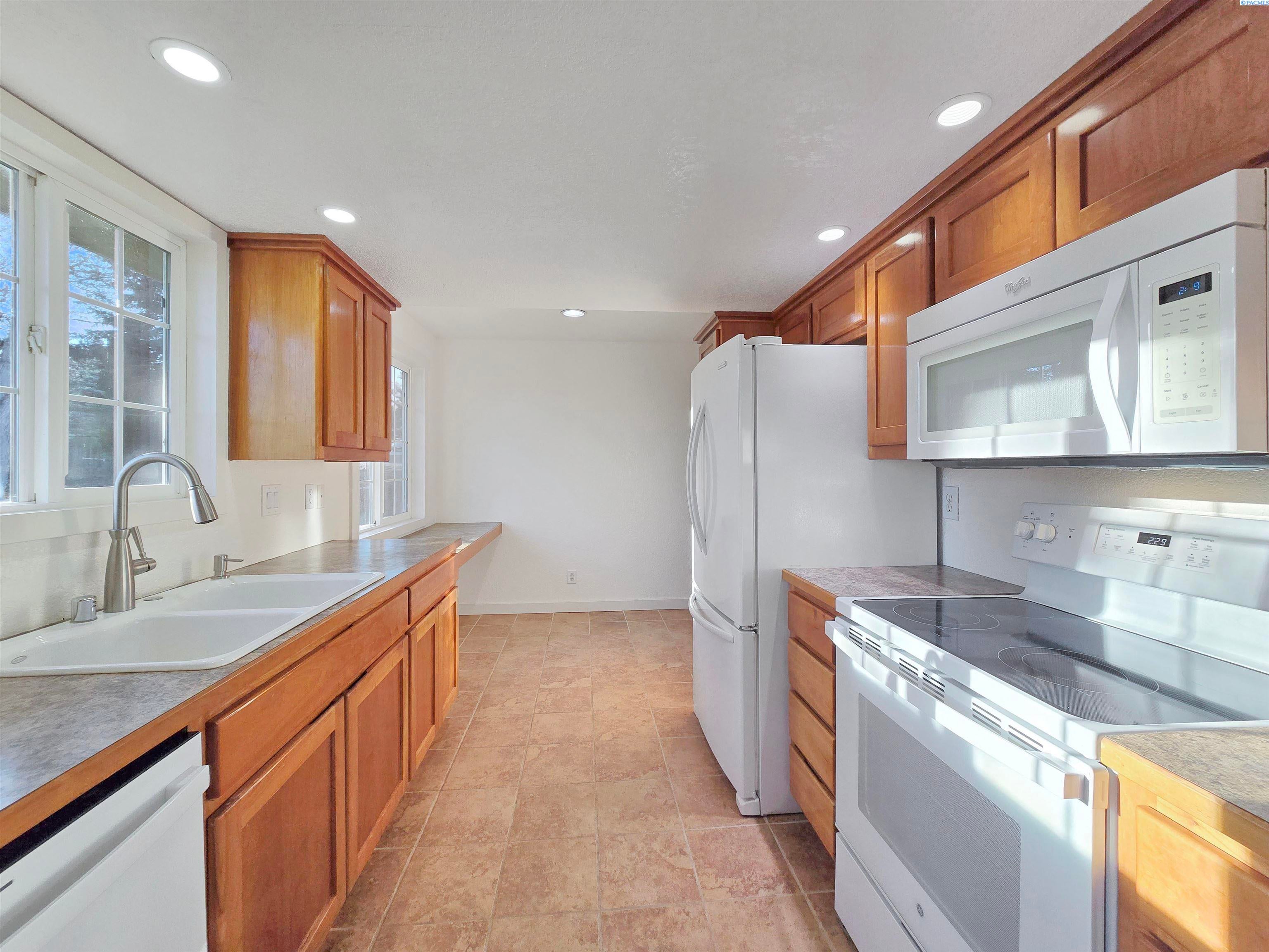 103003 East Vaca Road Kennewick, WA 99338 - Photo 10 of 34 Gallery Image 10