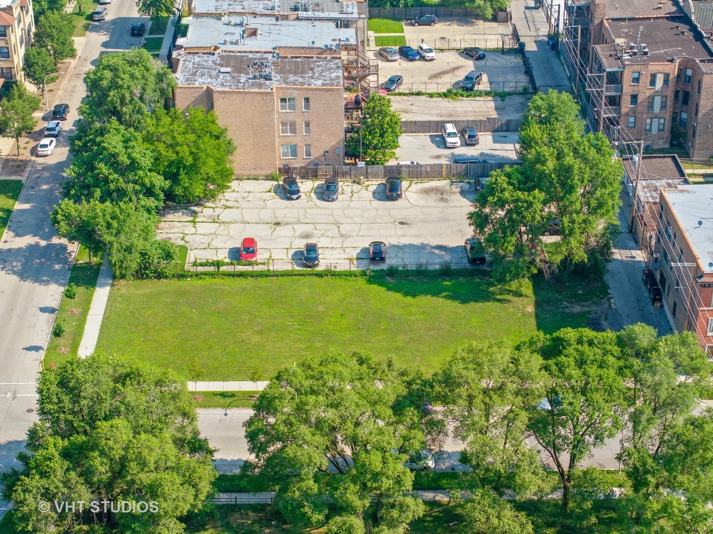 5755 South Calumet Avenue Chicago, IL 60637 - Photo 4 of 19 a view of a house with a yard and lake view
