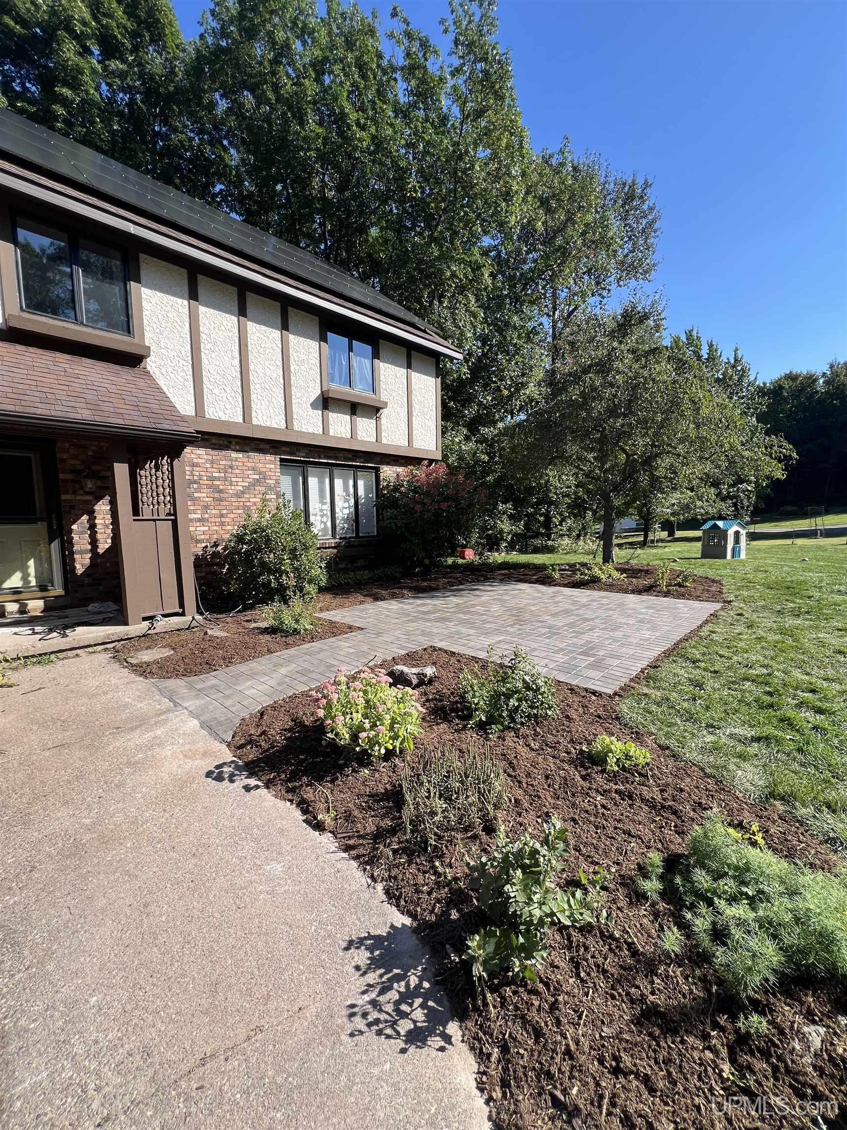 1041 Allouez Road Marquette, MI 49855 - Photo 2 of 38