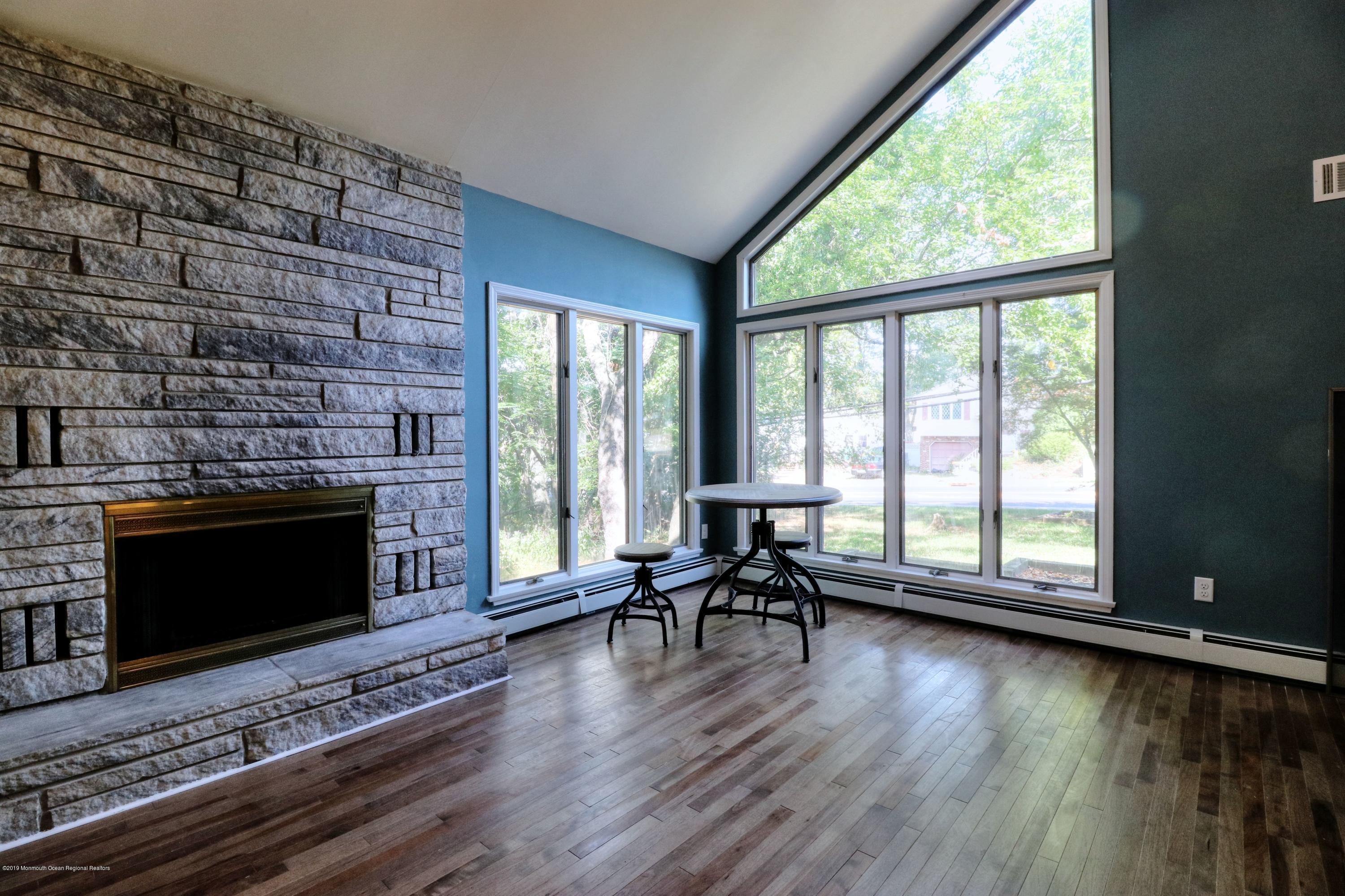 364 Middle Road Hazlet, NJ 07730 - Photo 11 of 31 livingroom_1