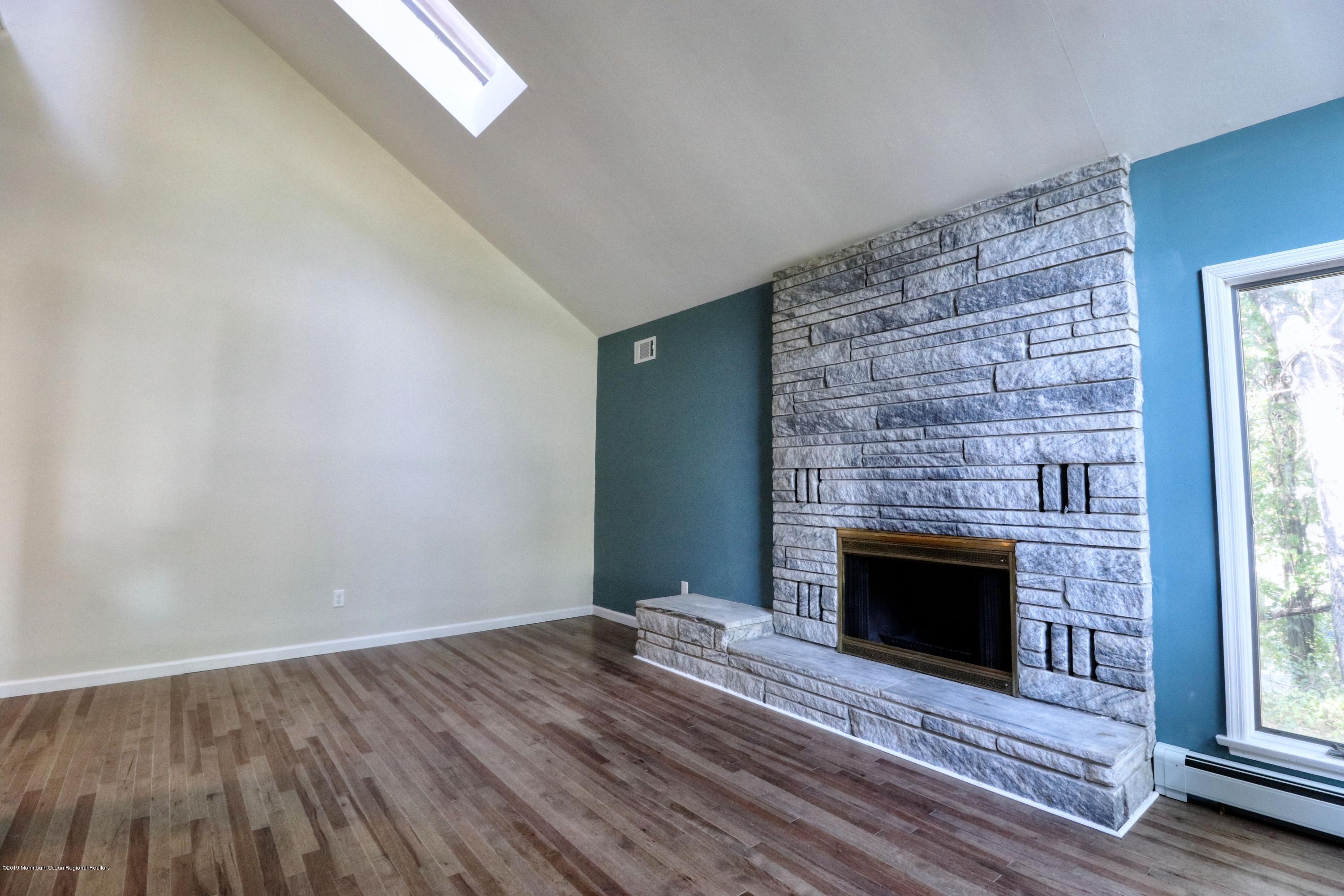 364 Middle Road Hazlet, NJ 07730 - Photo 12 of 31 livingroom_2