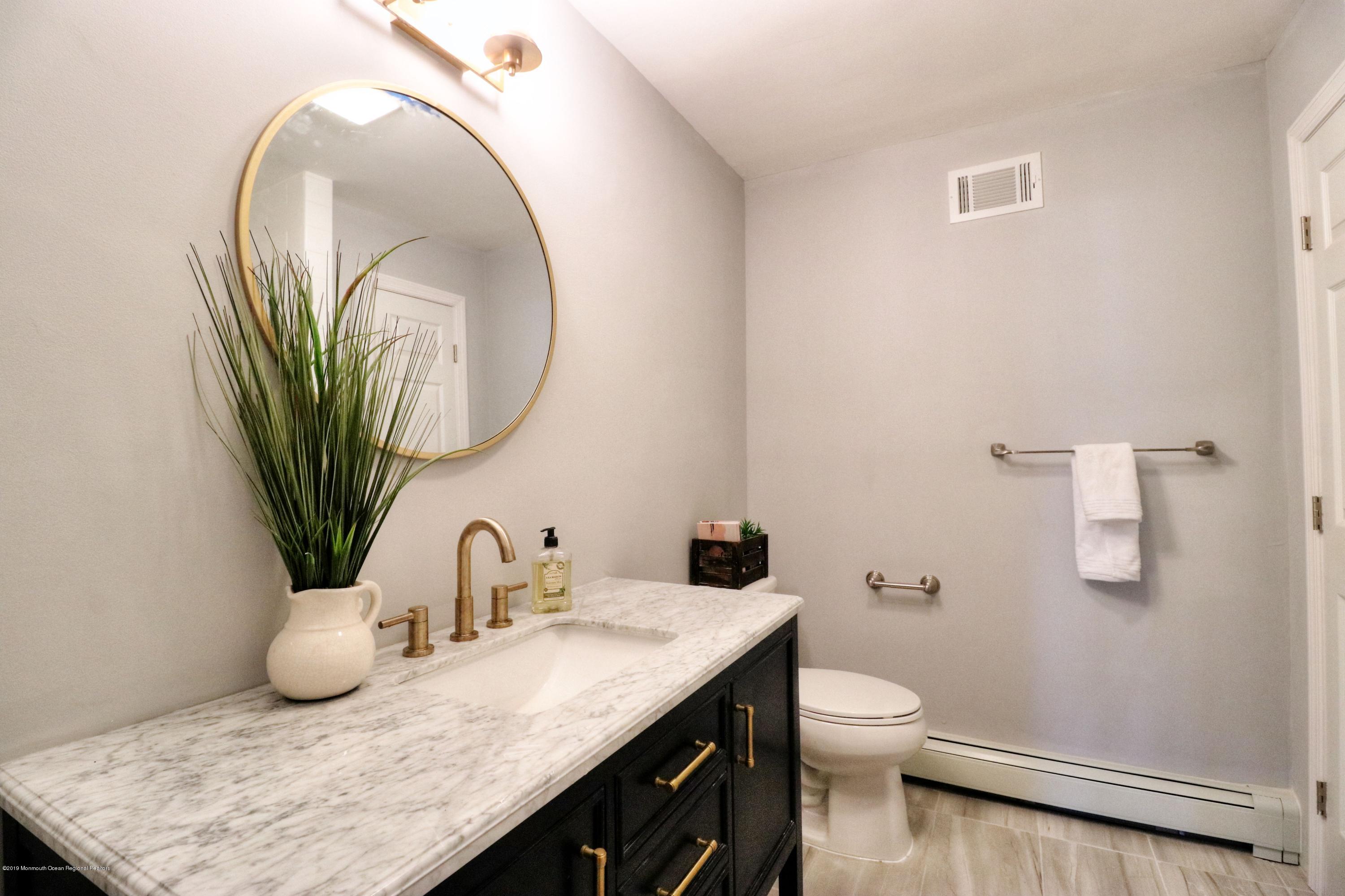 364 Middle Road Hazlet, NJ 07730 - Photo 13 of 31 fullbath_1