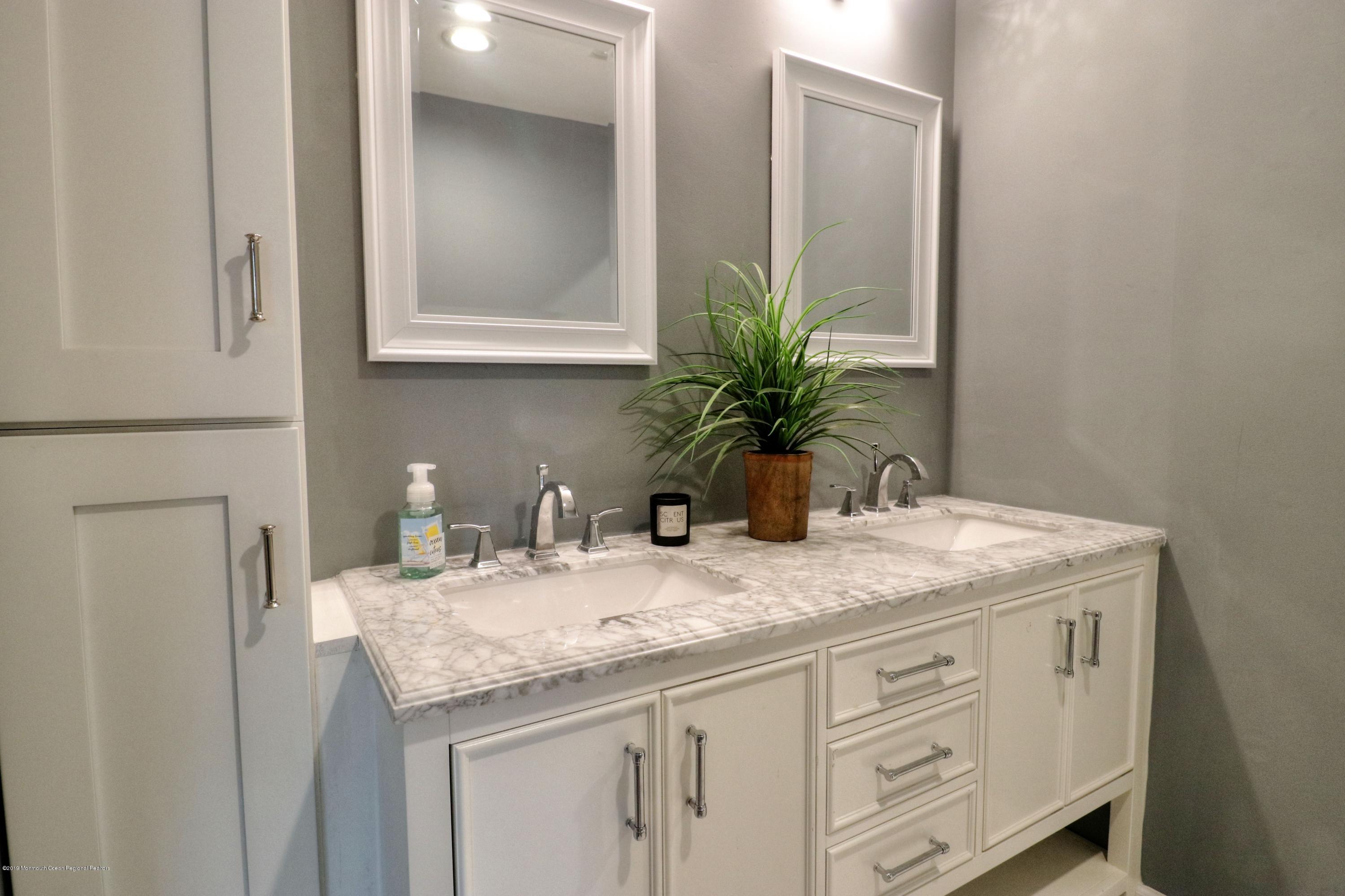 364 Middle Road Hazlet, NJ 07730 - Photo 19 of 31 masterbathroom_2