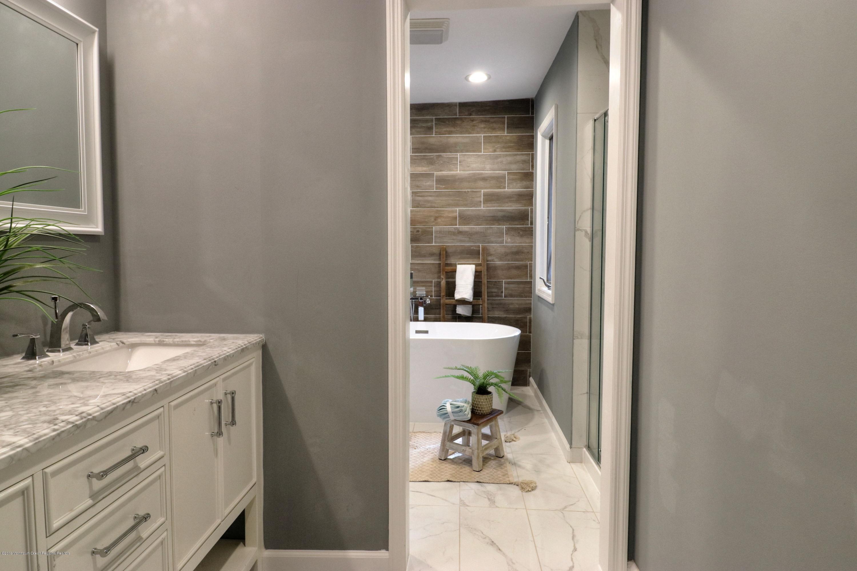 364 Middle Road Hazlet, NJ 07730 - Photo 20 of 31 masterbathroom_3