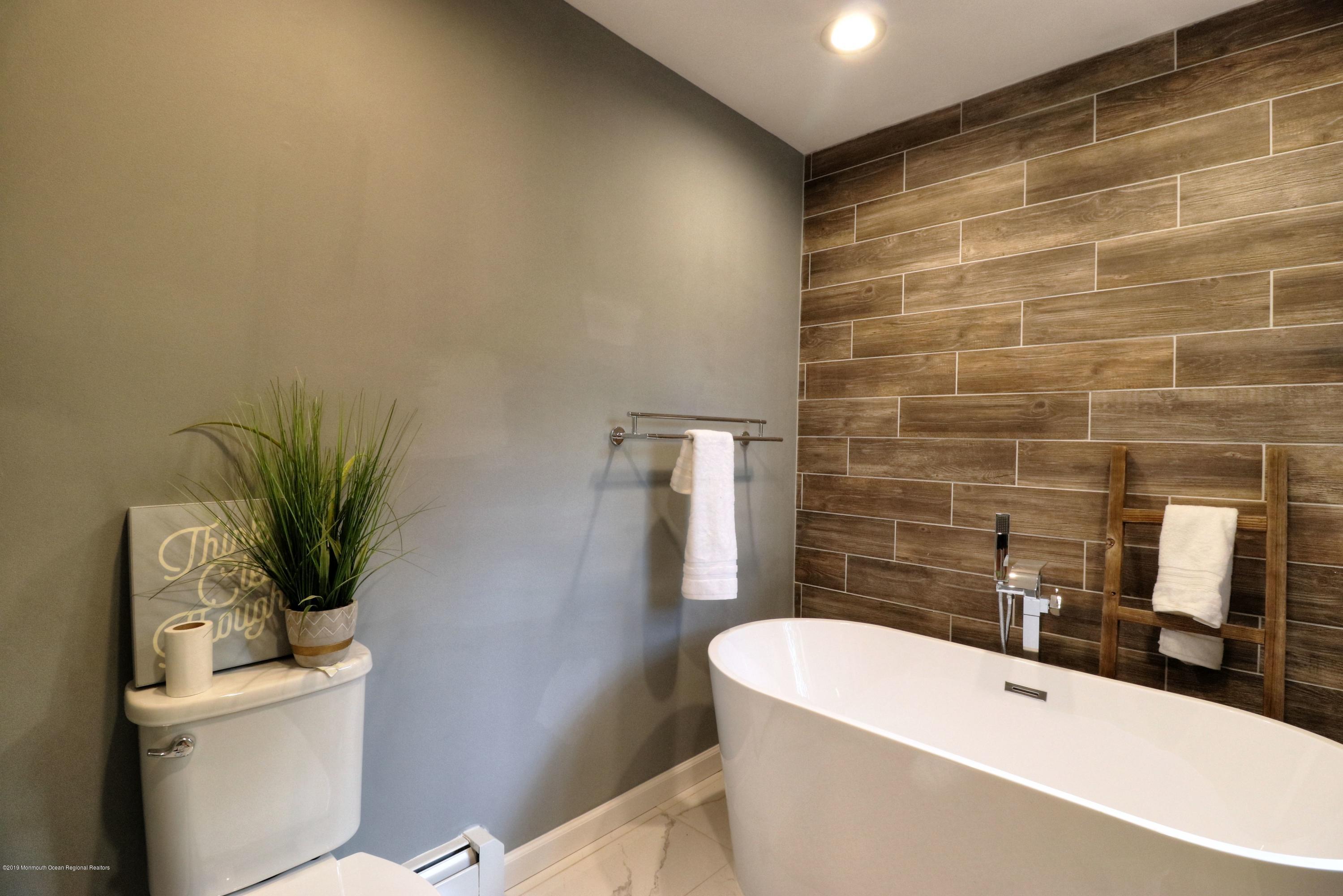364 Middle Road Hazlet, NJ 07730 - Photo 21 of 31 masterbath_4