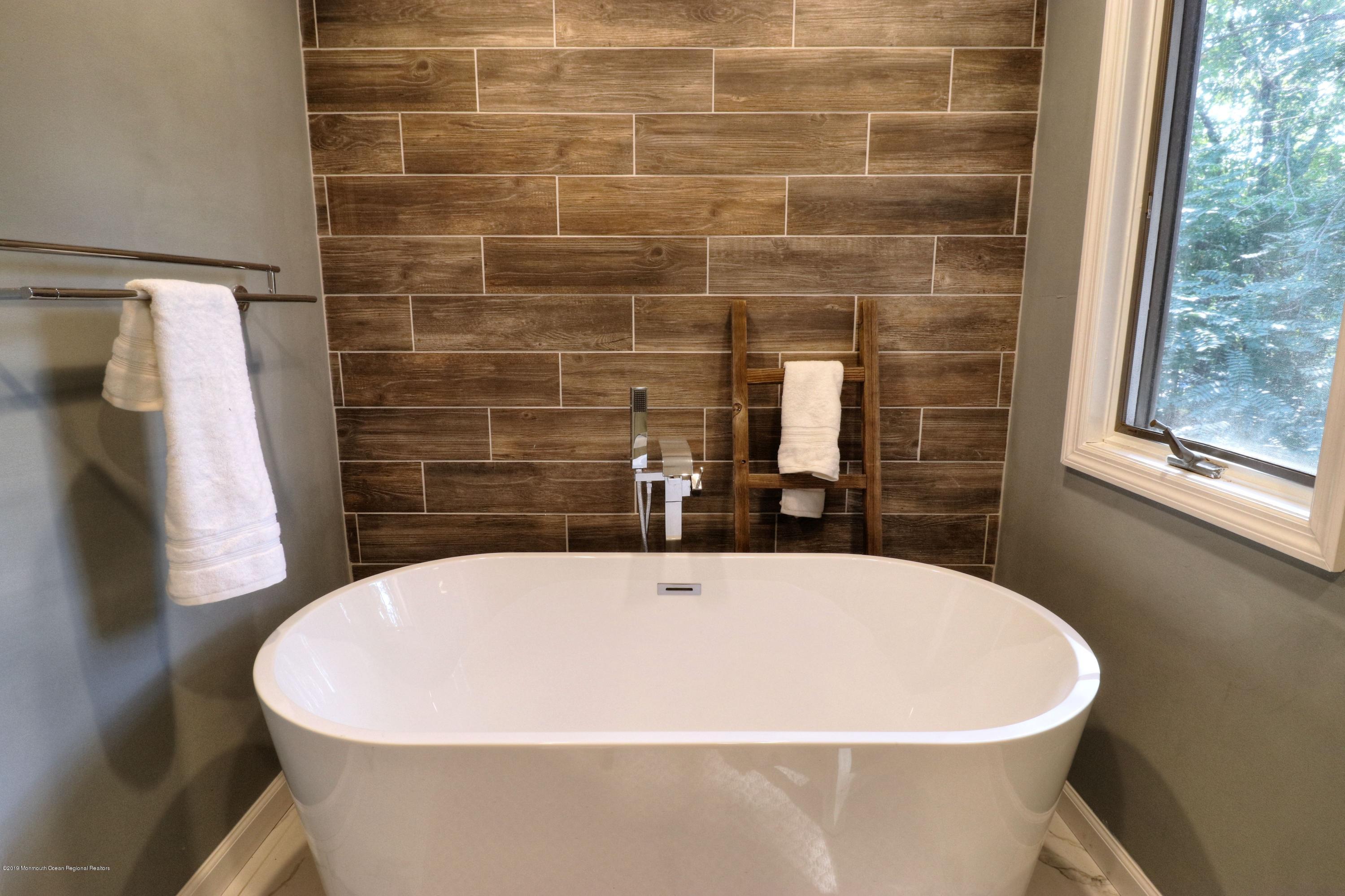 364 Middle Road Hazlet, NJ 07730 - Photo 22 of 31 masterbath_5