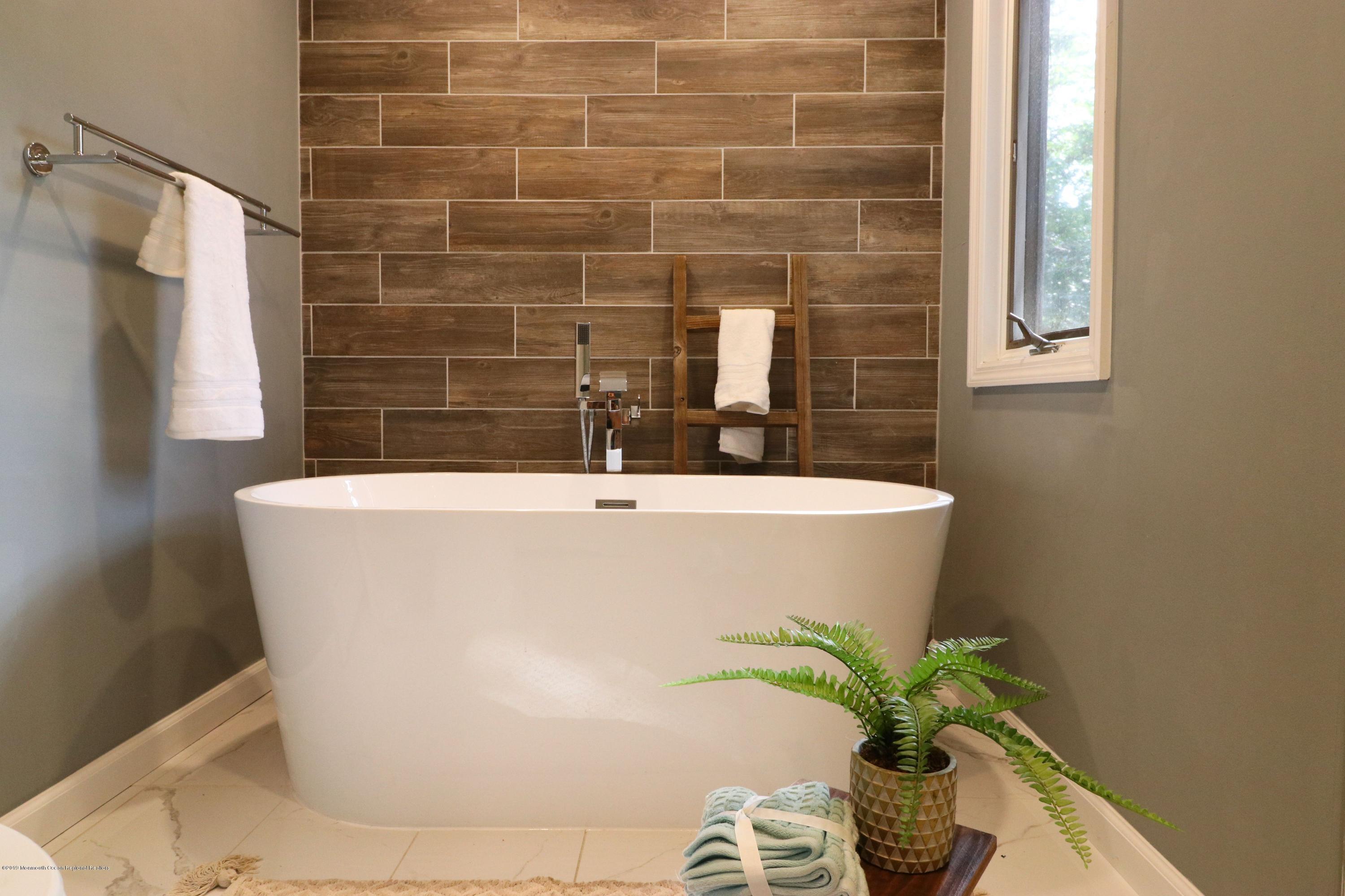 364 Middle Road Hazlet, NJ 07730 - Photo 23 of 31 masterbathroom_6