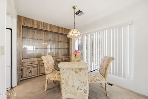a dining room that has a table and chairs in it