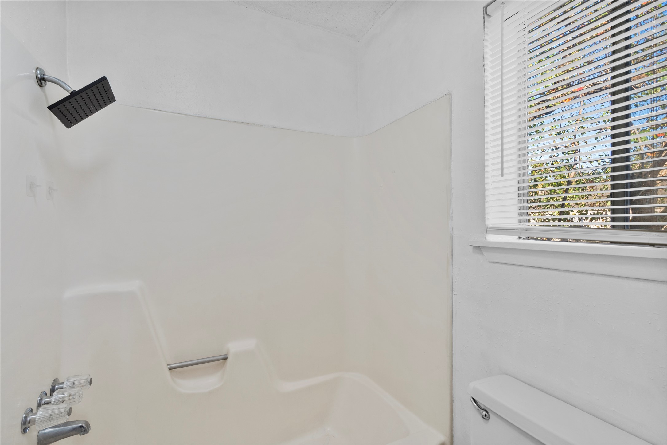 15336 West Little York Road, Unit 208 Houston, TX 77084 - Photo 14 of 33 a bathroom with a bathtub