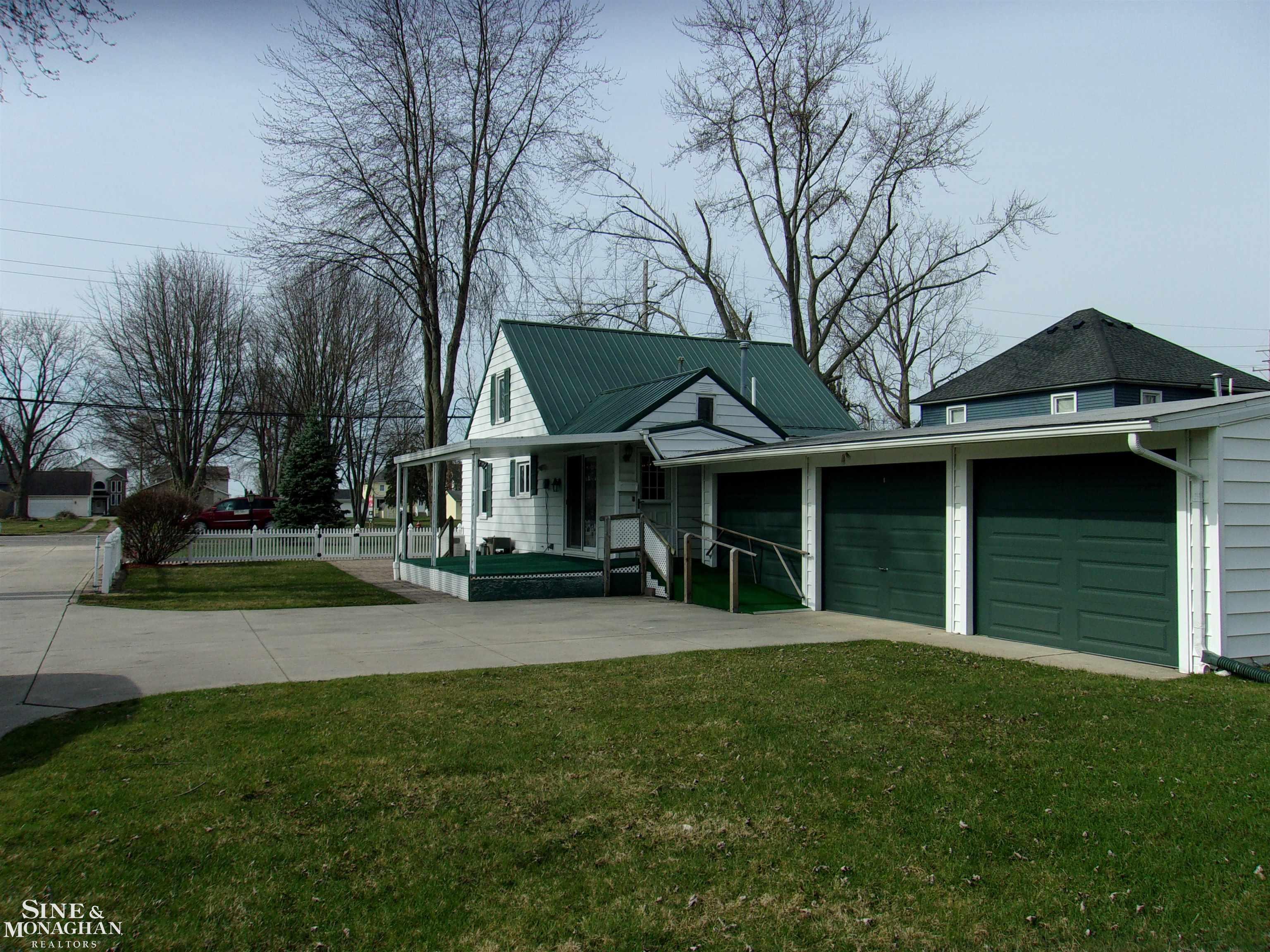 5536 Pointe Tremble Road Algonac, MI 48001 - Photo 7 of 45 50174338-eb35295a-604c-4a63-88b1-c71532b56679.JPG