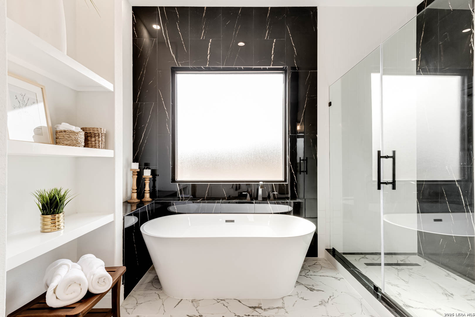 643 Mystic Parkway Spring Branch, TX 78070 - Photo 25 of 46 a view of bathroom with bathtub and shower