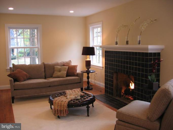 2803 Ridge Rd Drive Alexandria, VA 22302 - Photo 3 of 22 Living Room