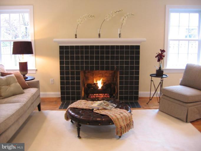 2803 Ridge Rd Drive Alexandria, VA 22302 - Photo 4 of 22 Living Room #2
