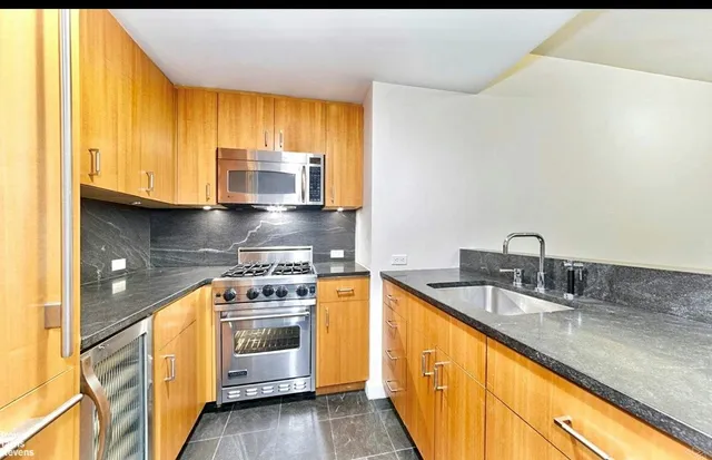 $670,000 | 100 West 58th Street, Unit 5A | Midtown Central