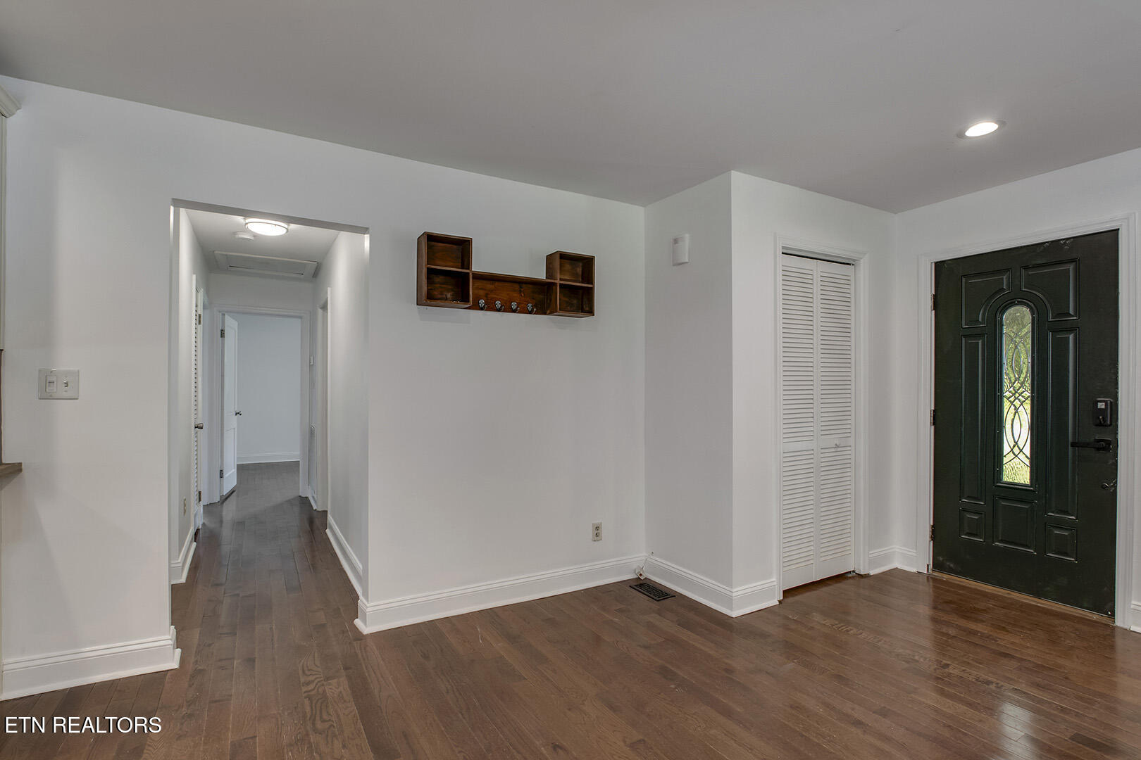 1113 Mayflower Road Kingston, TN 37763 - Photo 15 of 45 15_MayflowerRoad_1113_BedroomHall-MainEn