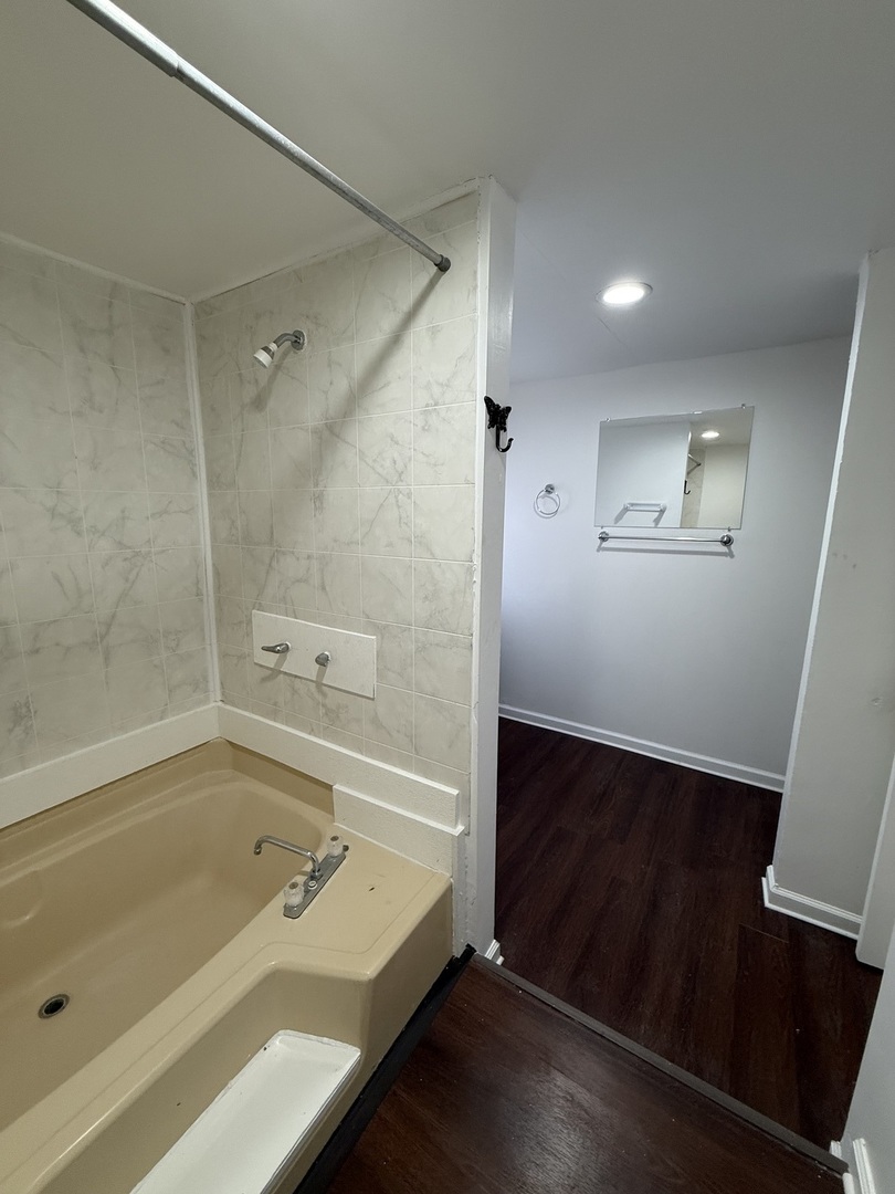 605 Tanglewood Road Matteson, IL 60443 - Photo 13 of 18 a bathroom with a tub a sink and a shower