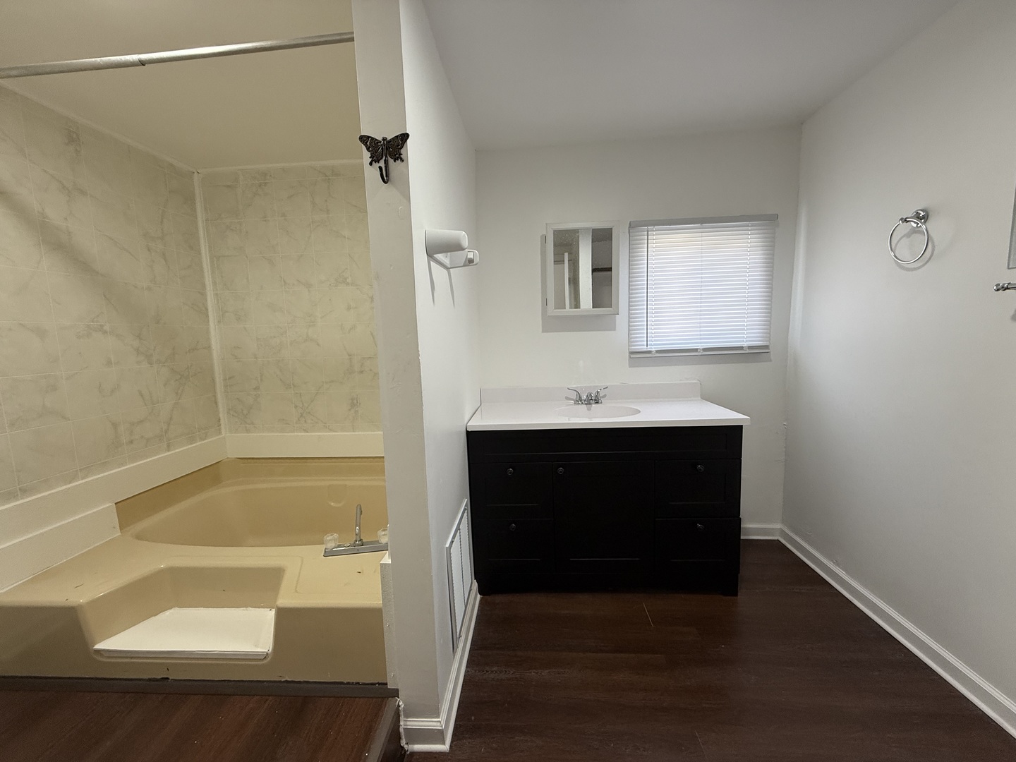 605 Tanglewood Road Matteson, IL 60443 - Photo 15 of 18 a bathroom with a sink and a bathtub