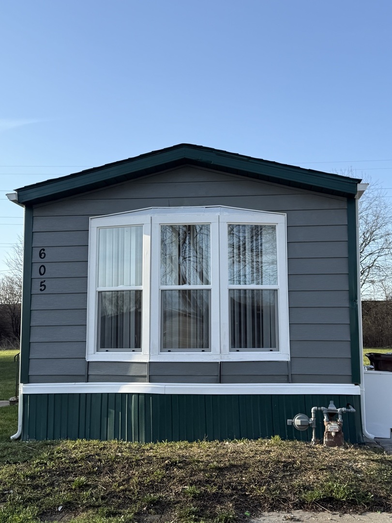 605 Tanglewood Road Matteson, IL 60443 - Photo 18 of 18 a house with a window