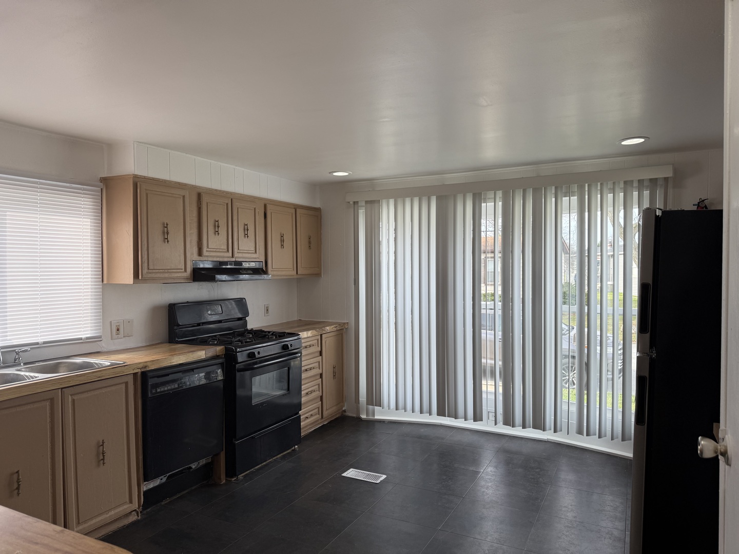 605 Tanglewood Road Matteson, IL 60443 - Photo 2 of 18 a kitchen with stainless steel appliances a stove sink and refrigerator
