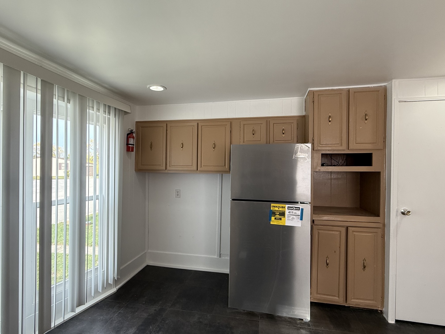 605 Tanglewood Road Matteson, IL 60443 - Photo 3 of 18 a kitchen with stainless steel appliances a refrigerator and a cabinets
