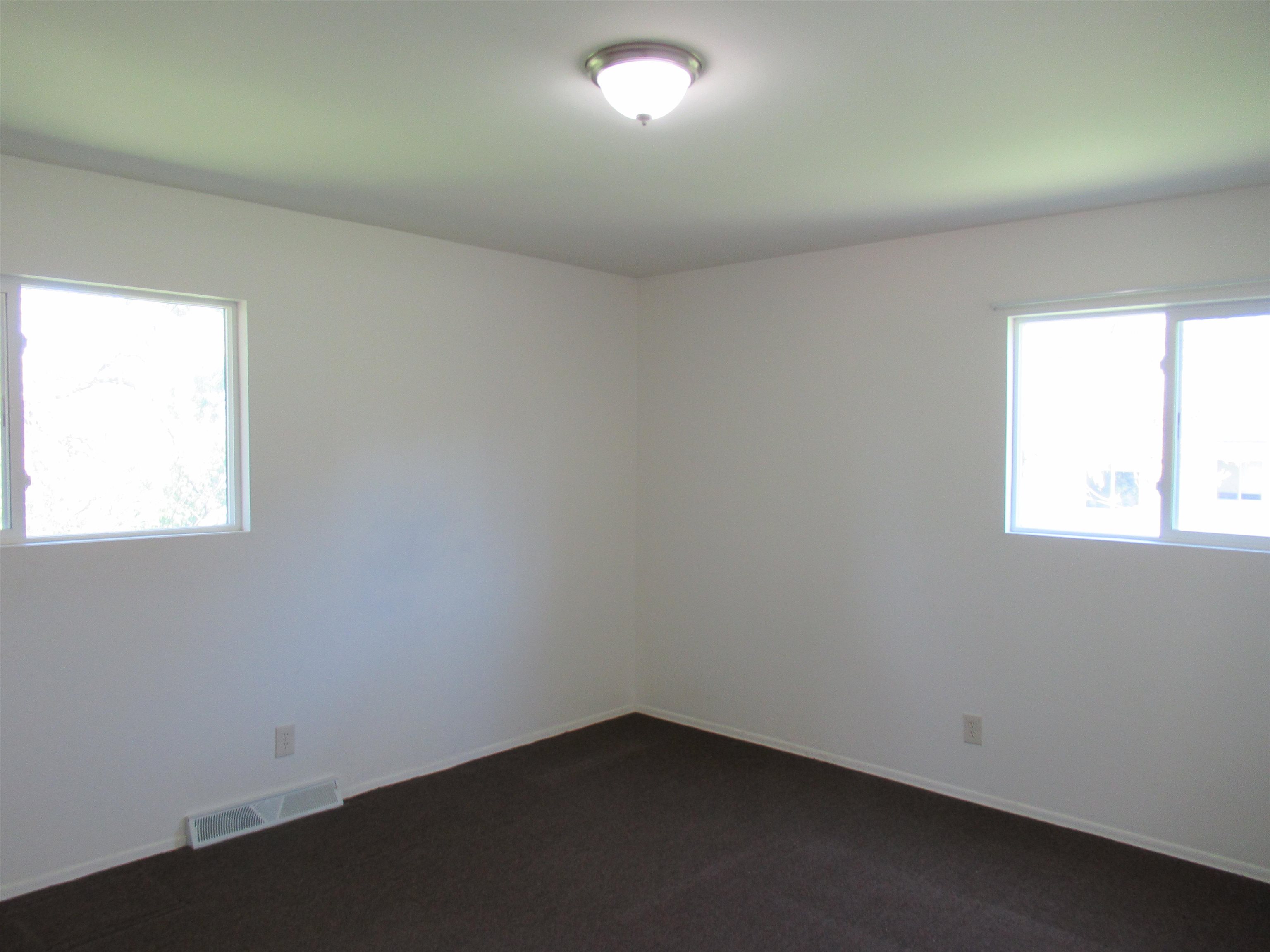 131 East River Road Flushing, MI 48433 - Photo 12 of 32 50139932-42eb3f07-a6f1-4a2a-8783-97c30615882b.JPG