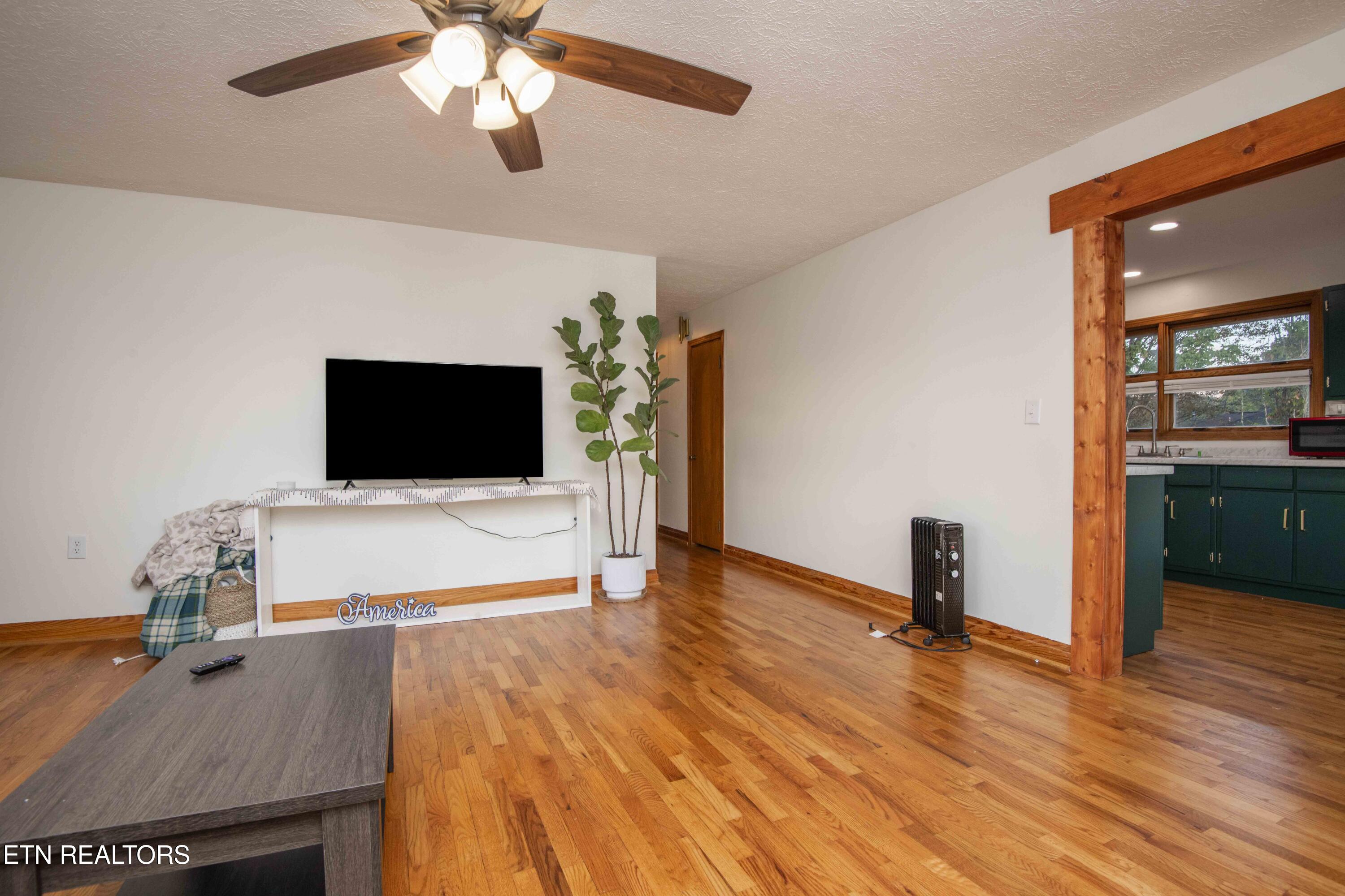 2931 East Emory Road Knoxville, TN 37938 - Photo 22 of 35 living 2_1