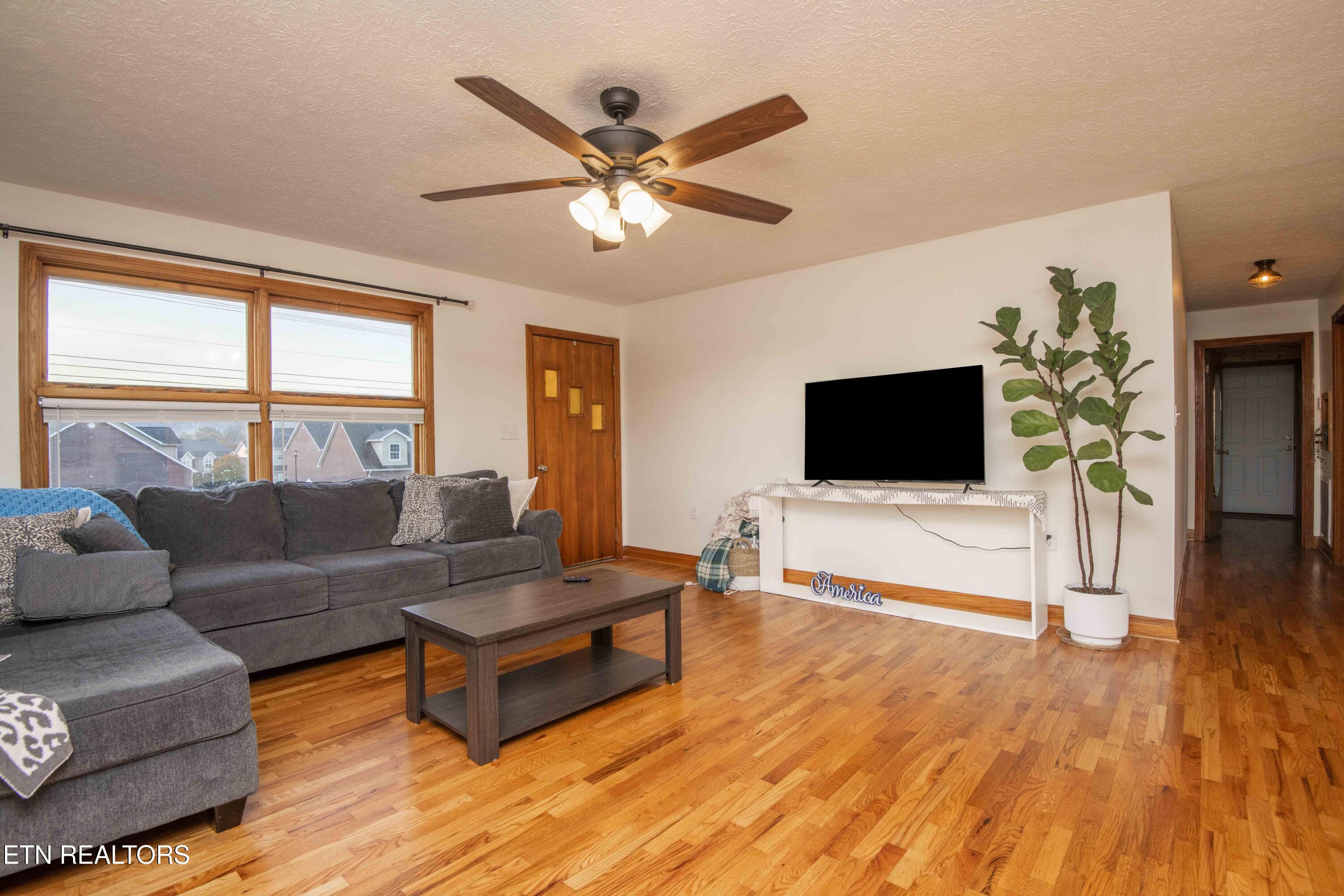 2931 East Emory Road Knoxville, TN 37938 - Photo 23 of 35 living 3_1