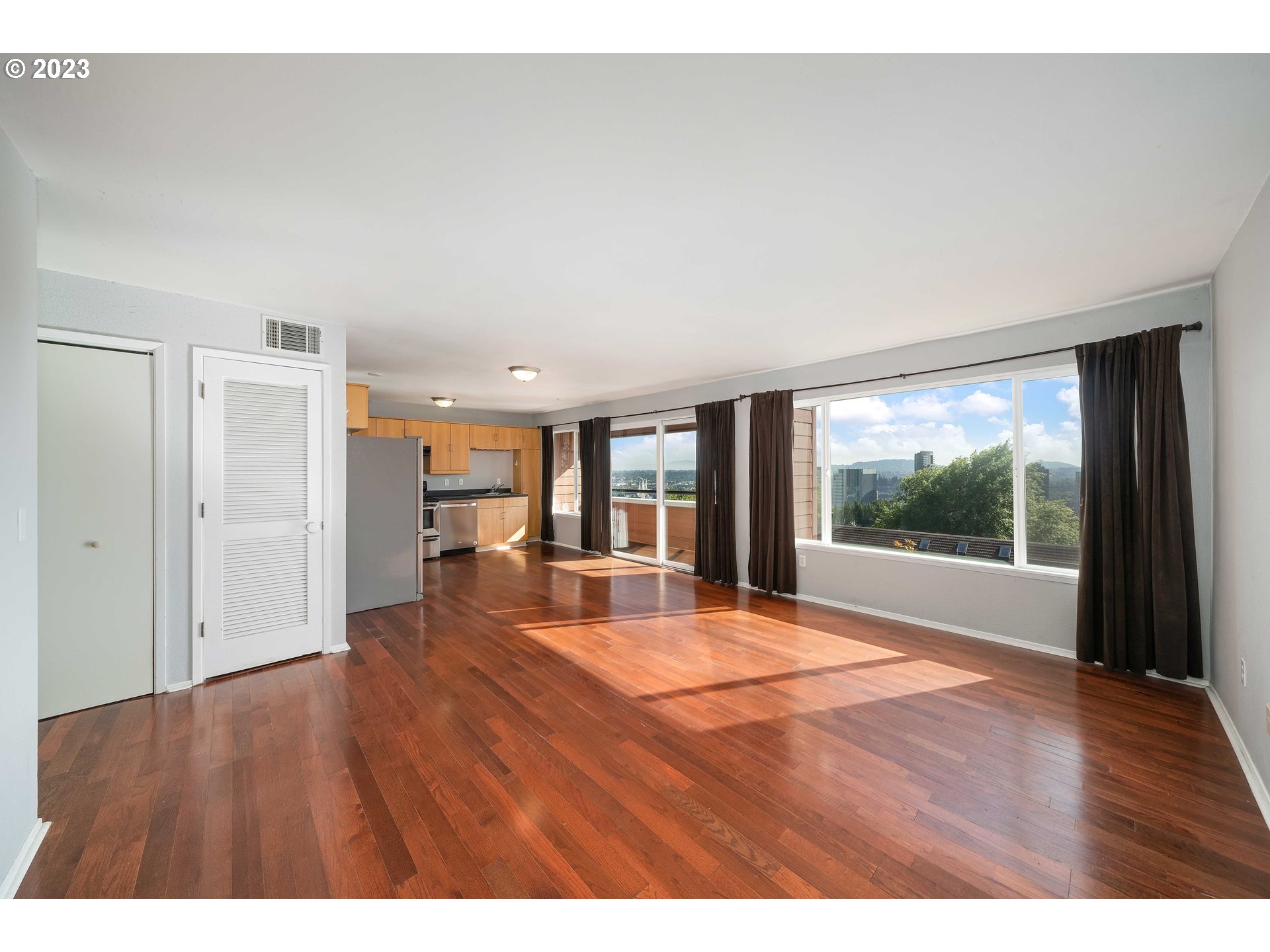 3701 Southwest Condor Avenue, Unit E1 Portland, OR 97239 - Photo 9 of 35 Gallery Image 9