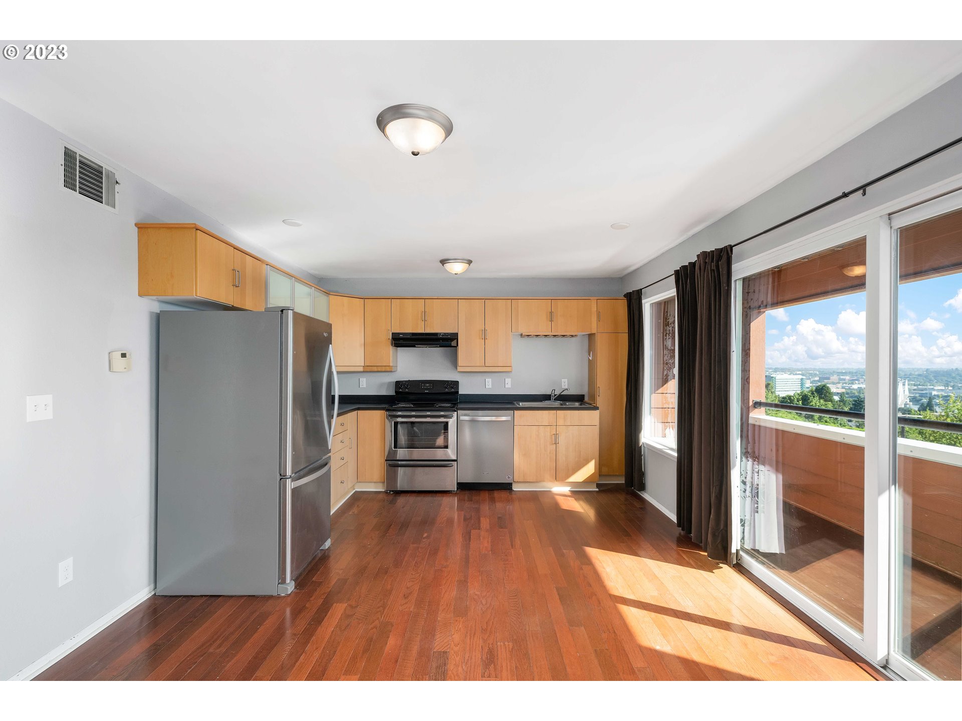 3701 Southwest Condor Avenue, Unit E1 Portland, OR 97239 - Photo 10 of 35 Gallery Image 10
