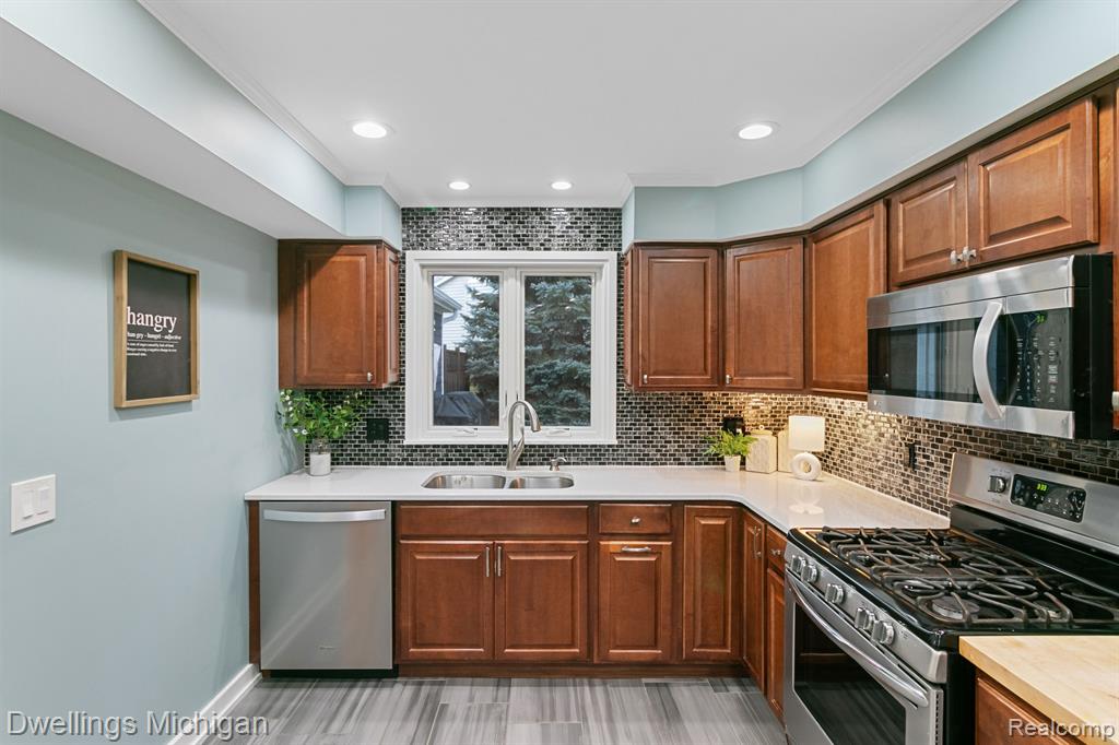 24355 Surfside Road Novi, MI 48374 - Photo 7 of 32