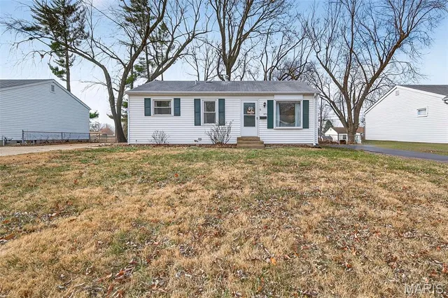 $225,000 | 12157 Belaire Place, Maryland Heights, MO 63043