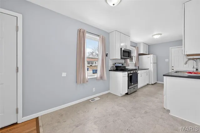 $225,000 | 12157 Belaire Place, Maryland Heights, MO 63043