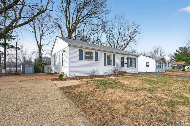 $225,000 | 12157 Belaire Place, Maryland Heights, MO 63043