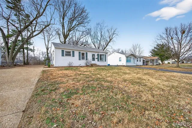 $225,000 | 12157 Belaire Place, Maryland Heights, MO 63043
