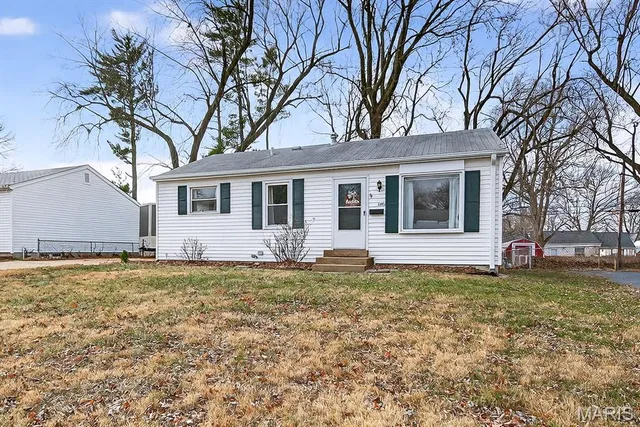 $225,000 | 12157 Belaire Place, Maryland Heights, MO 63043