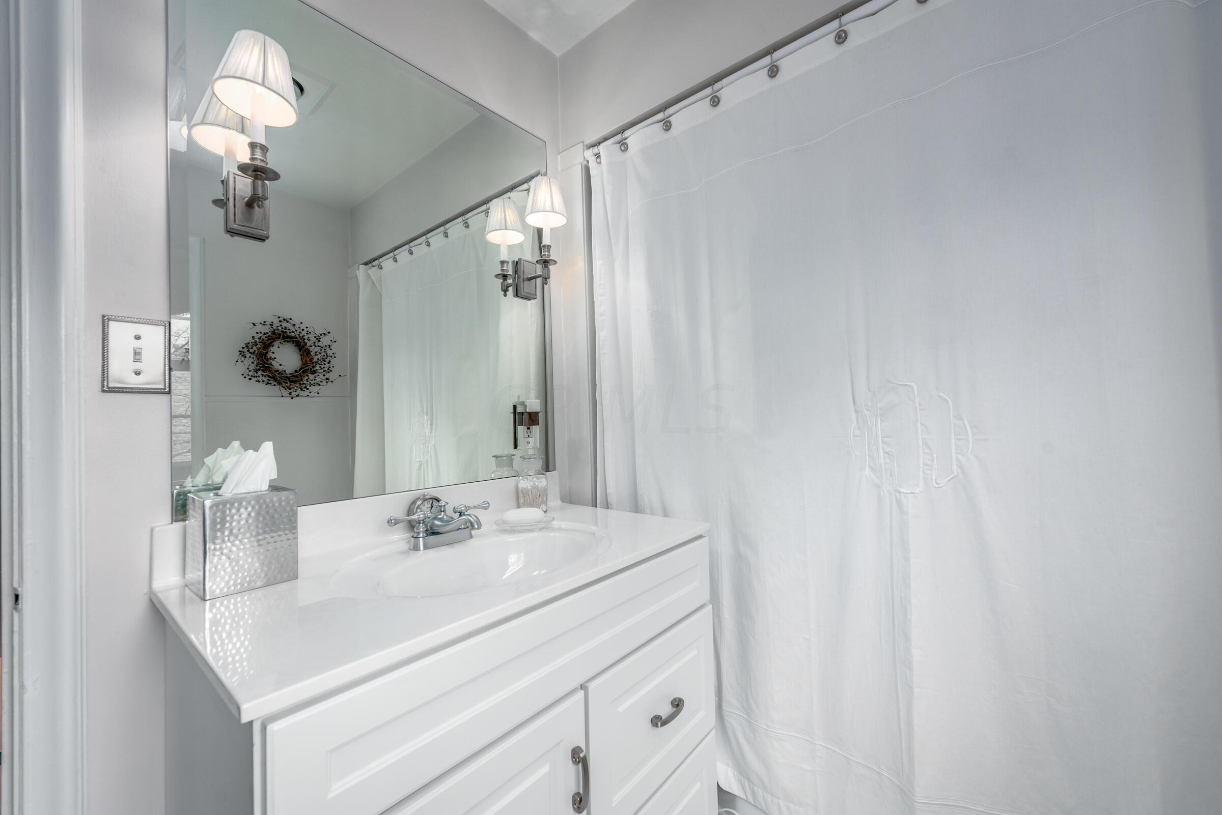 2574 Wexford Road Columbus, OH 43221 - Photo 20 of 35 2nd Floor Full Bathroom.