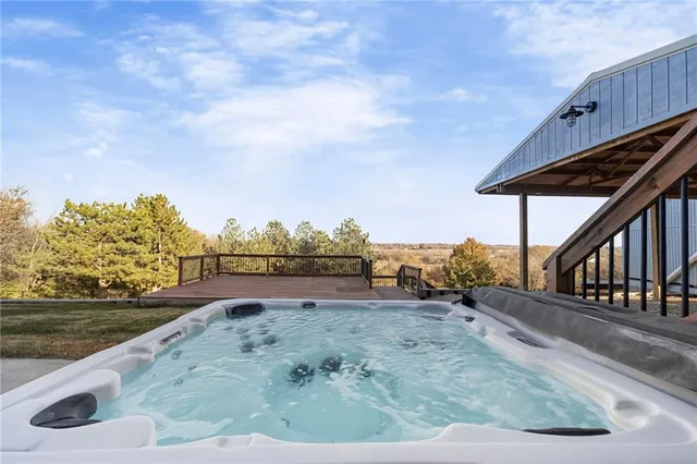 $600,000 | 31731 Lookout Road, Paola, KS 66071