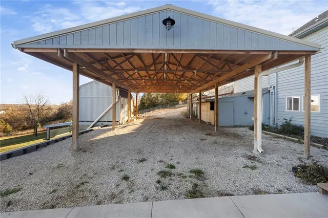 $600,000 | 31731 Lookout Road, Paola, KS 66071