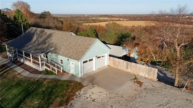 $600,000 | 31731 Lookout Road, Paola, KS 66071