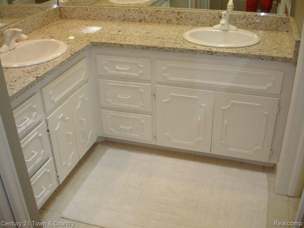 4118 Nearbrook Road Bloomfield Hills, MI 48302 - Photo 12 of 25 new granite counters in master b