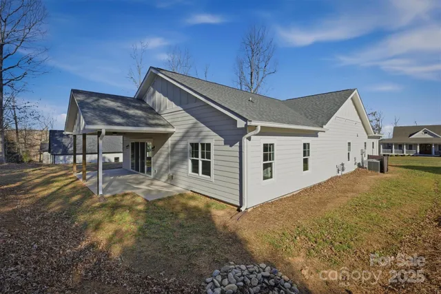 a view of a house with backyard