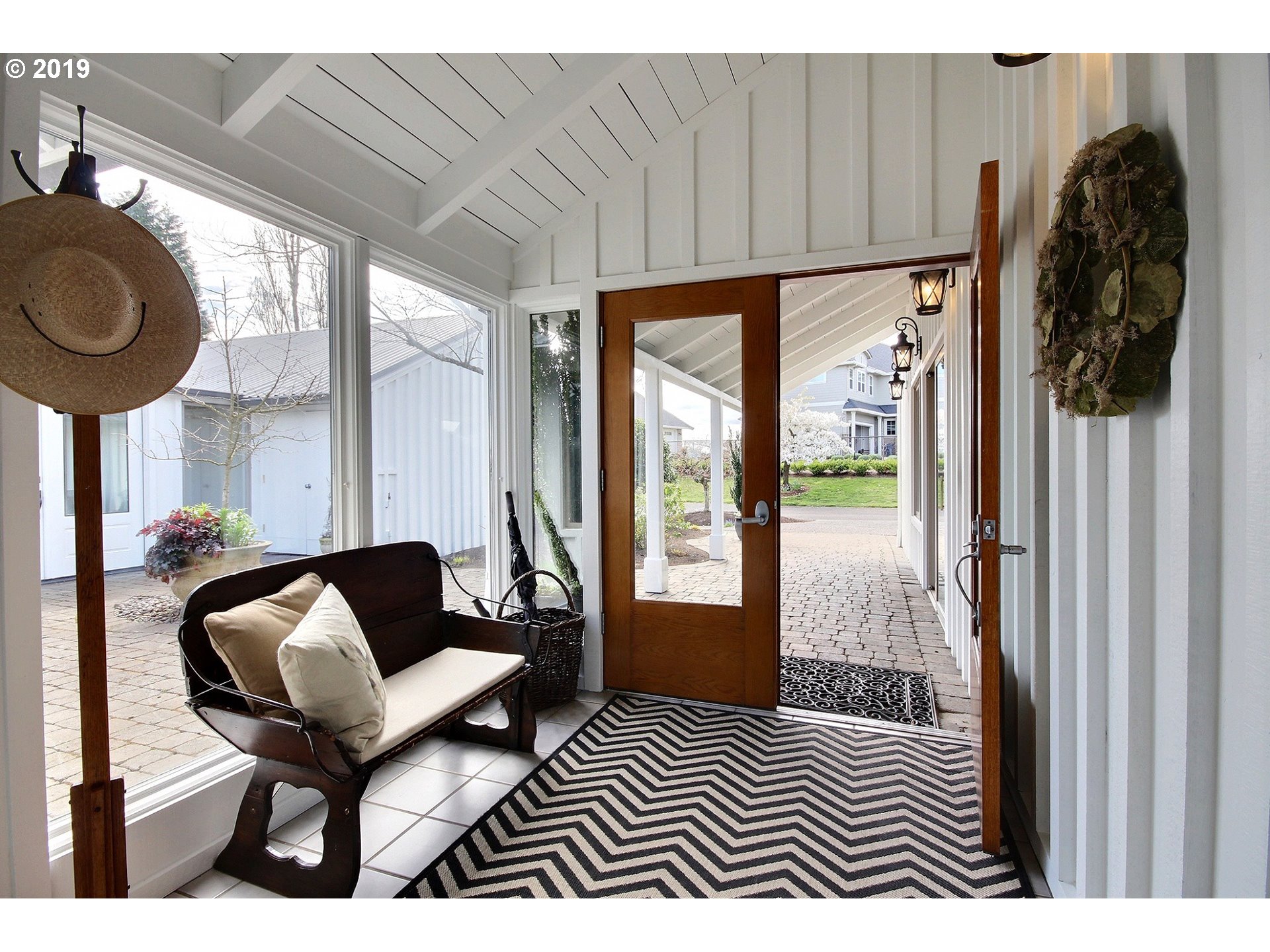1323 Southwest Schaeffer Road West Linn, OR 97068 - Photo 4 of 31 Entrance/Foyer