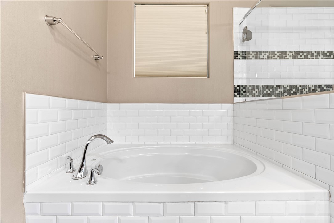 1815 Monterey Bay Drive Portland, TX 78374 - Photo 21 of 38 a bathroom with a bathtub