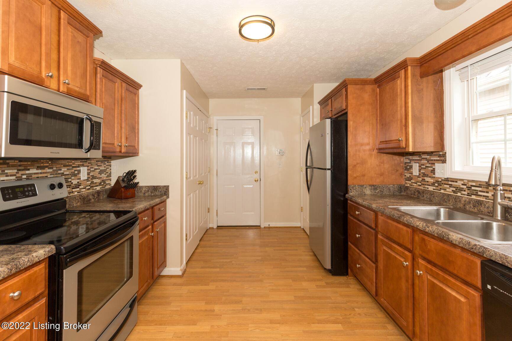 6911 Fernview Road Louisville, KY 40291 - Photo 11 of 40 6911 Fernview-12